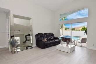 1021 Cedar Falls Dr in Weston, FL - Building Photo - Building Photo