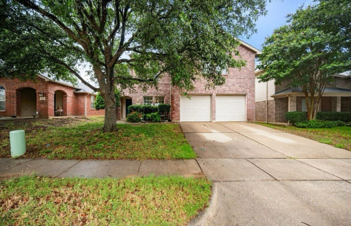 3701 Lazy River Ranch Rd in Roanoke, TX - Building Photo