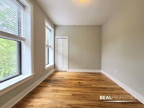 647 W Oakdale Ave in Chicago, IL - Building Photo - Building Photo