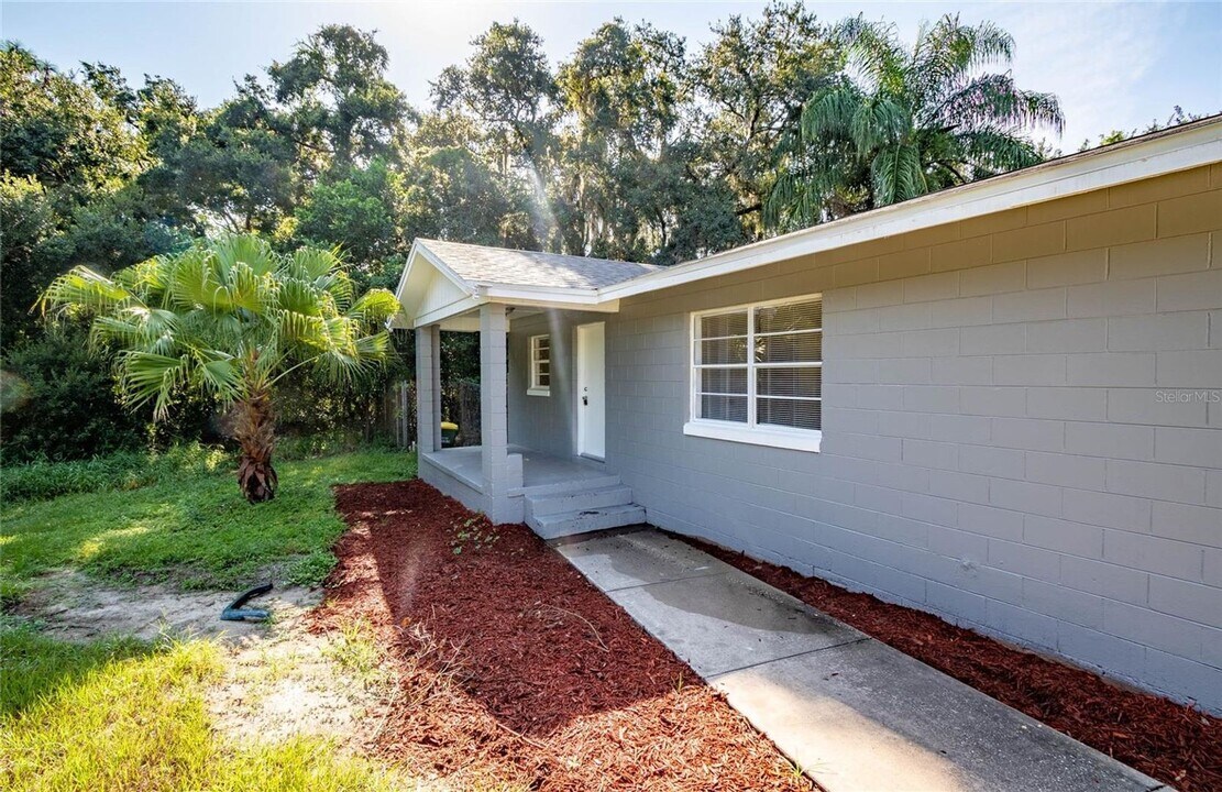 1118 Tuskegee St in Leesburg, FL - Building Photo