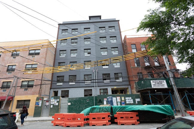 765 E 214th St in Bronx, NY - Building Photo - Building Photo