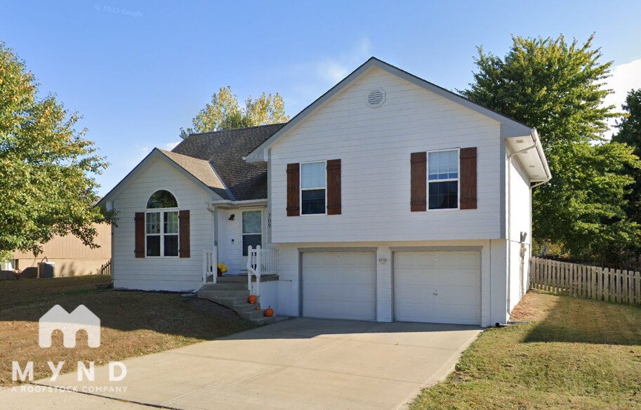 709 E 12th St in Kearney, MO - Building Photo