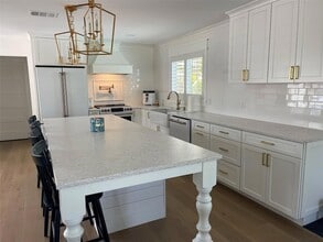 1833 Pandora Dr in Sarasota, FL - Foto de edificio - Building Photo