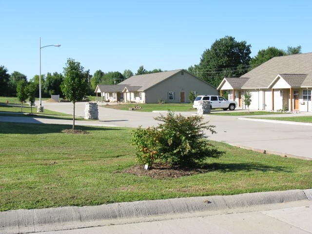 1305 Esry Dr in El Dorado Springs, MO - Building Photo