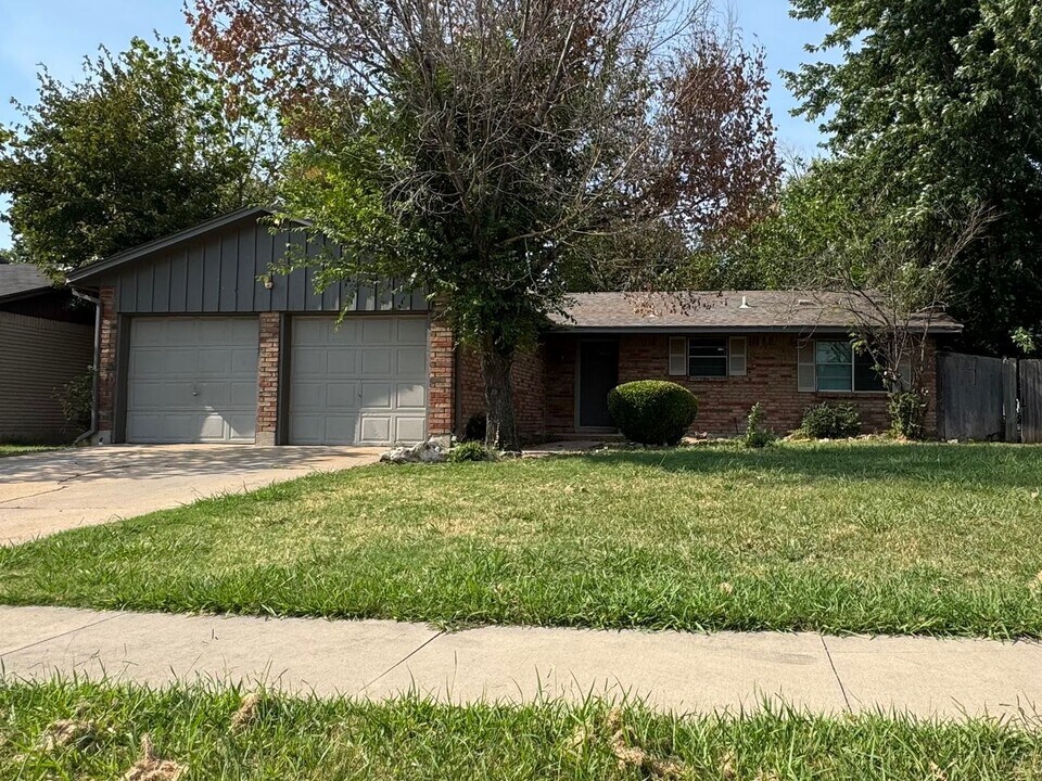 10853 E 33rd Pl in Tulsa, OK - Building Photo
