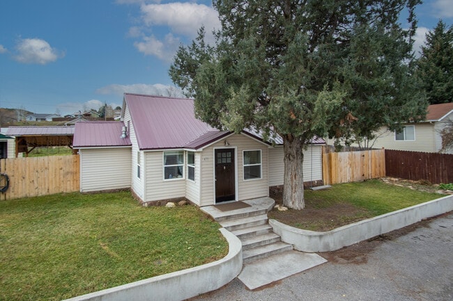property at 471 W Elm St