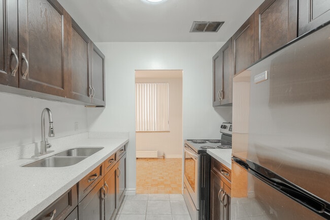 Serena Court in Toronto, ON - Building Photo - Building Photo