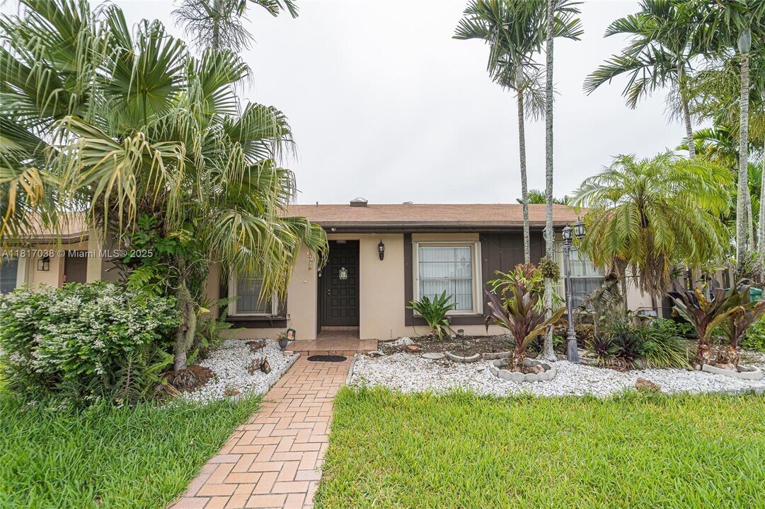 12023 SW 110th St Cir E in Miami, FL - Building Photo