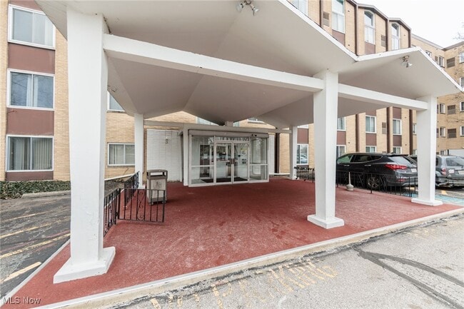 25735 Lorain Rd in North Olmsted, OH - Foto de edificio - Building Photo