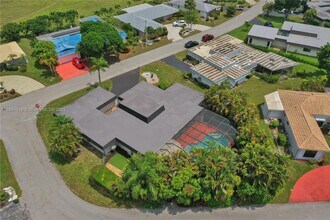 5708 Mulberry Dr in Tamarac, FL - Building Photo - Building Photo