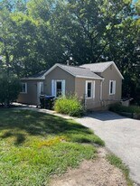 925 N Dodge St in Iowa City, IA - Building Photo