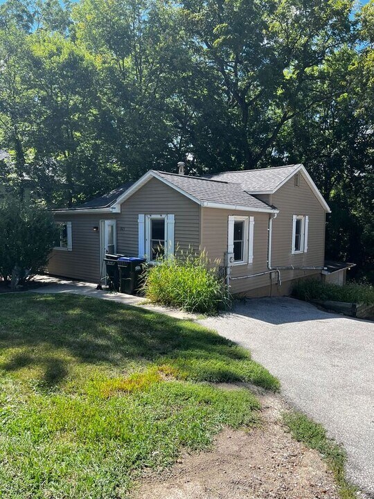 925 N Dodge St in Iowa City, IA - Building Photo