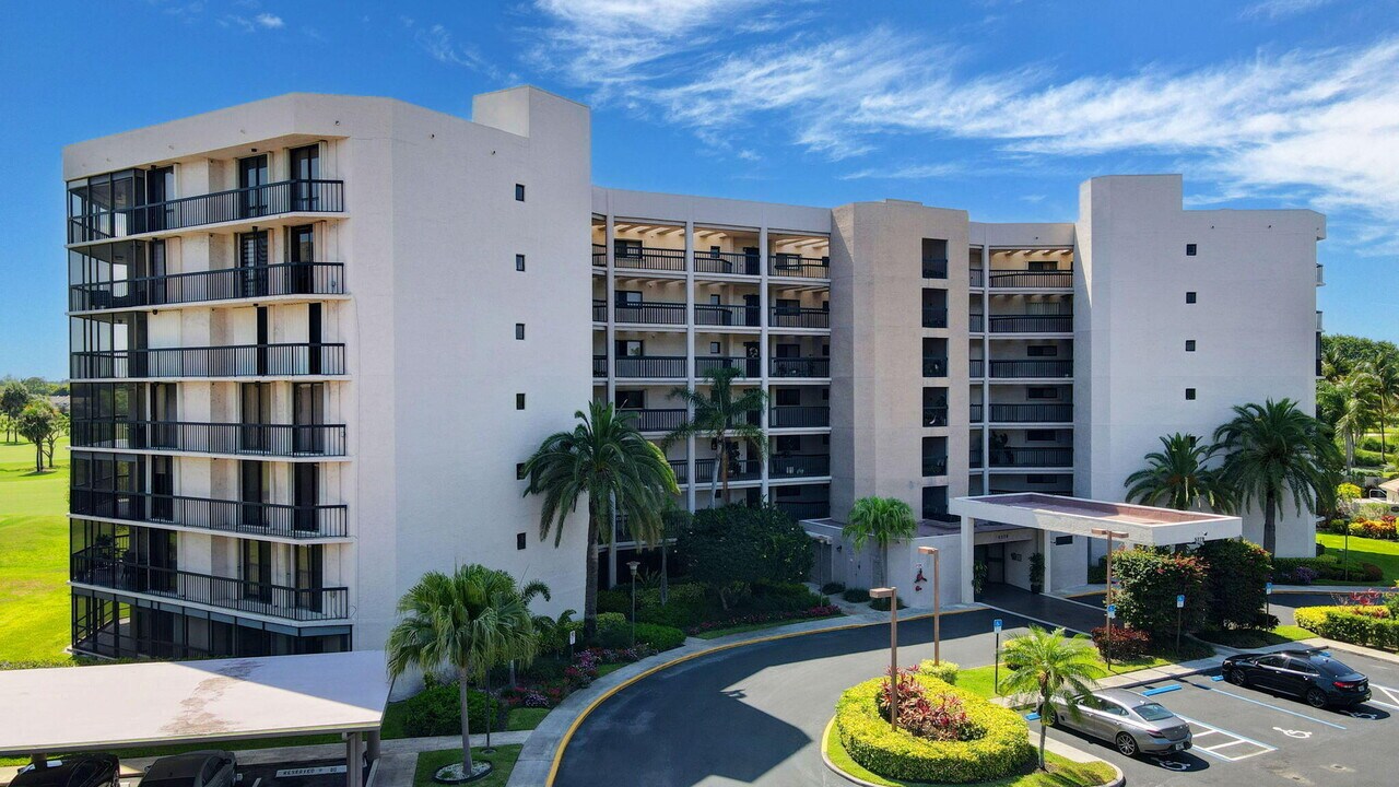 5279 Fountains Dr S in Greenacres, FL - Building Photo