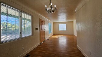 925 Palomas Dr SE in Albuquerque, NM - Building Photo