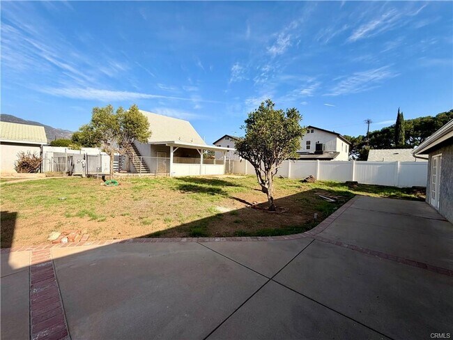 13416 Glenoaks Blvd in Los Angeles, CA - Building Photo - Building Photo