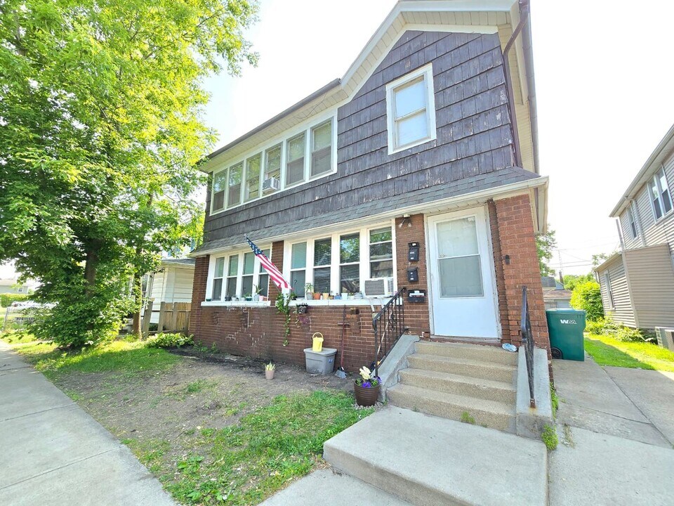 323 S West St in Mishawaka, IN - Building Photo