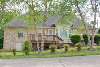 100 Camden Ct N in Hendersonville, TN - Foto de edificio - Building Photo