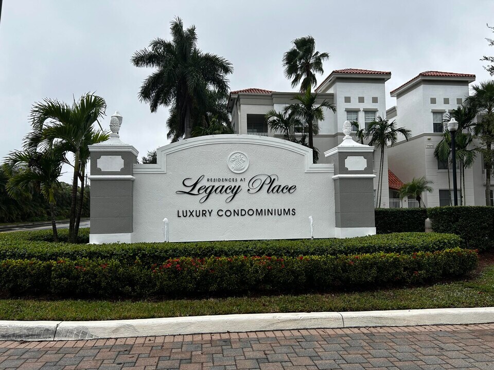 11019 Legacy Ln in Palm Beach Gardens, FL - Building Photo