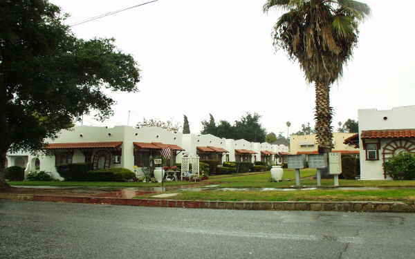 121 S Michigan St in Redlands, CA - Building Photo