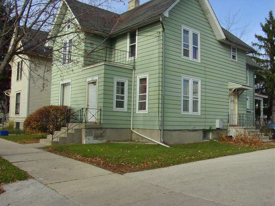 220 E Park Ave in Waukesha, WI - Building Photo