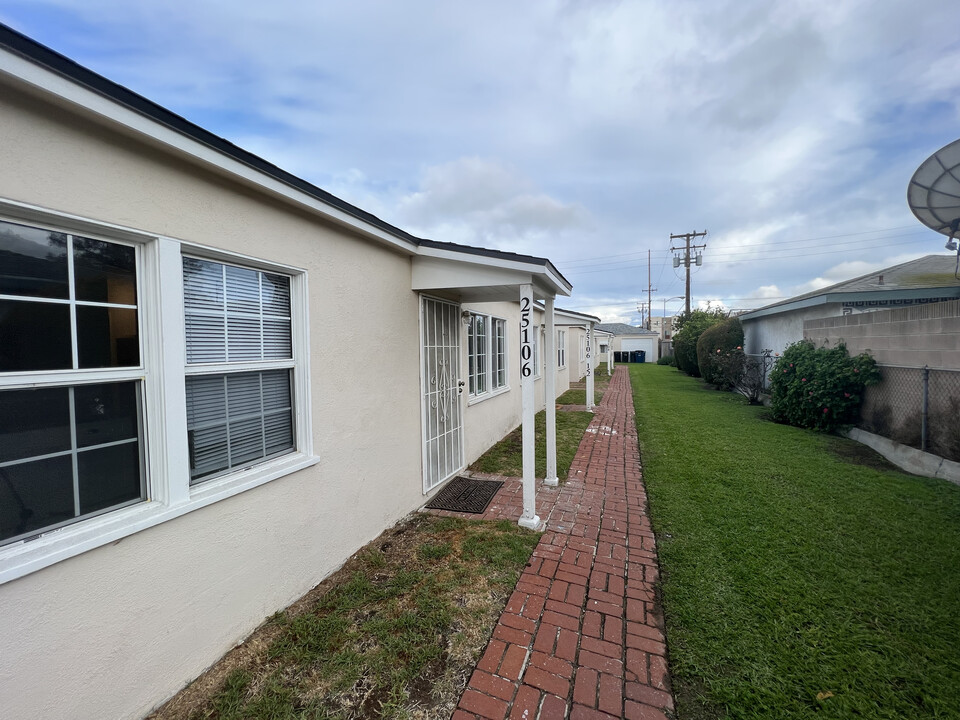 25109 Narbonne Ave in Lomita, CA - Building Photo