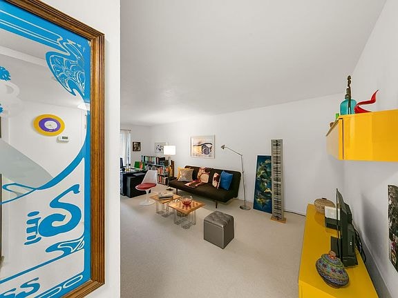 2424 Larkspur Ln in Sacramento, CA - Foto de edificio - Building Photo