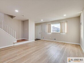 11 Hyde Ave in Woodbridge Township, NJ - Foto de edificio - Building Photo