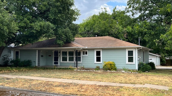1000 E Walnut St in Hillsboro, TX - Foto de edificio - Building Photo