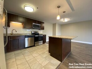 1111 Beacon St, Unit 45 in Brookline, MA - Foto de edificio - Building Photo