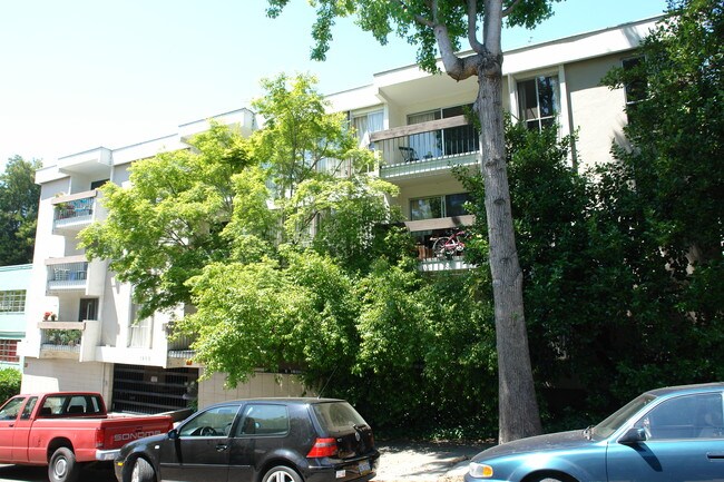 Spruce Street Apartments in Berkeley, CA - Foto de edificio - Building Photo