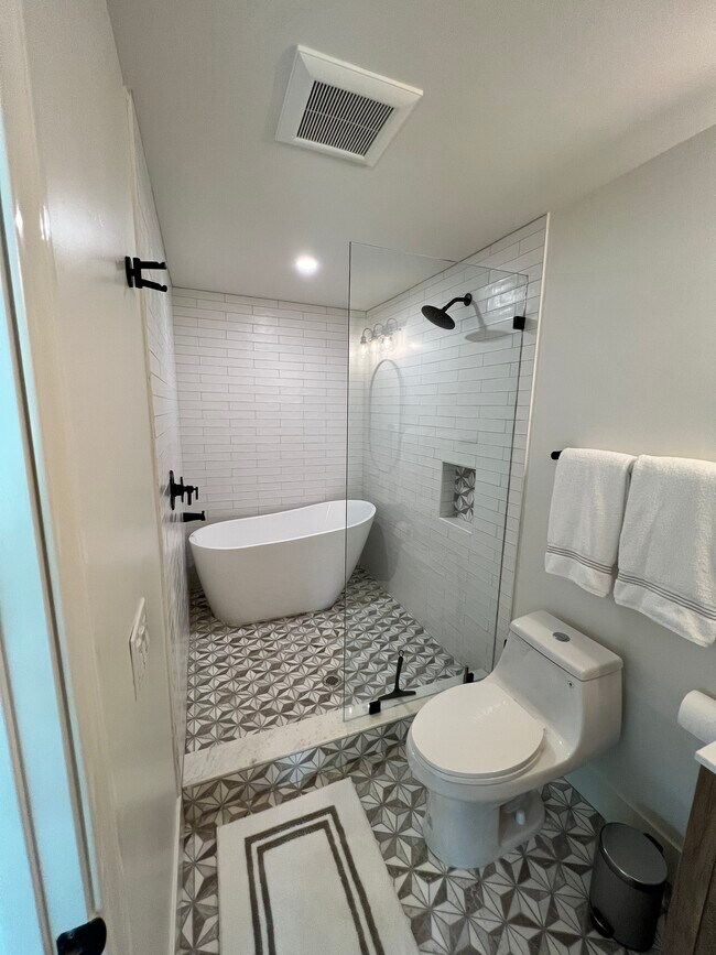 4920 W Mountain View Dr in San Diego, CA - Building Photo - Building Photo