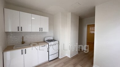 131 Vine St in St Catharines, ON - Building Photo - Building Photo