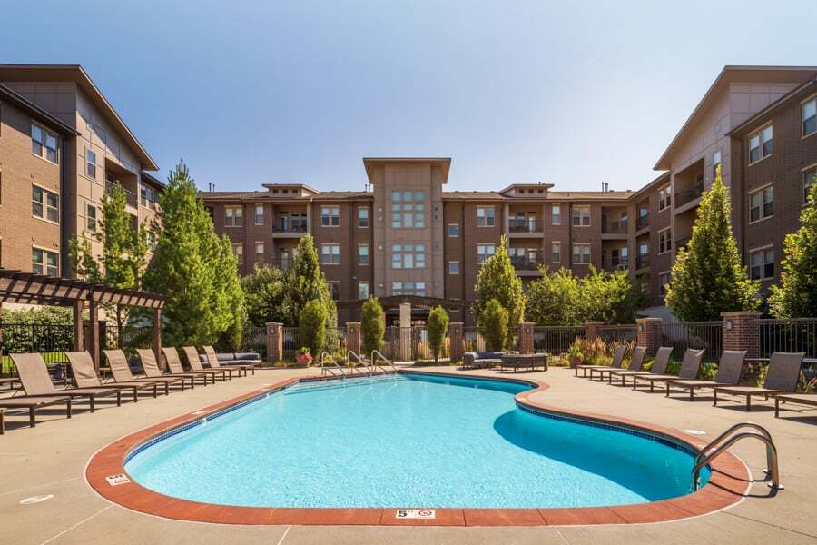 Broadmoor at Aksarben Village in Omaha, NE - Foto de edificio