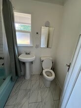 10909 Linden Ave N, Unit Linden House Unit A in Seattle, WA - Building Photo - Building Photo