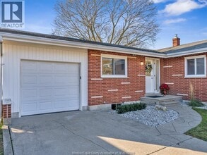 8 Gladstone Ave in Leamington, ON - Building Photo - Building Photo