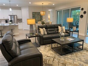 208 Indies Dr E in Naples, FL - Foto de edificio - Building Photo