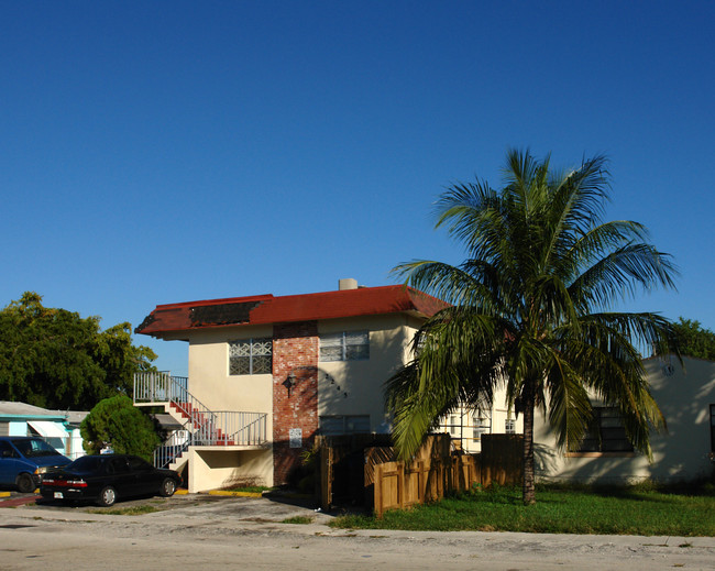 2245 Madison St in Hollywood, FL - Building Photo - Building Photo