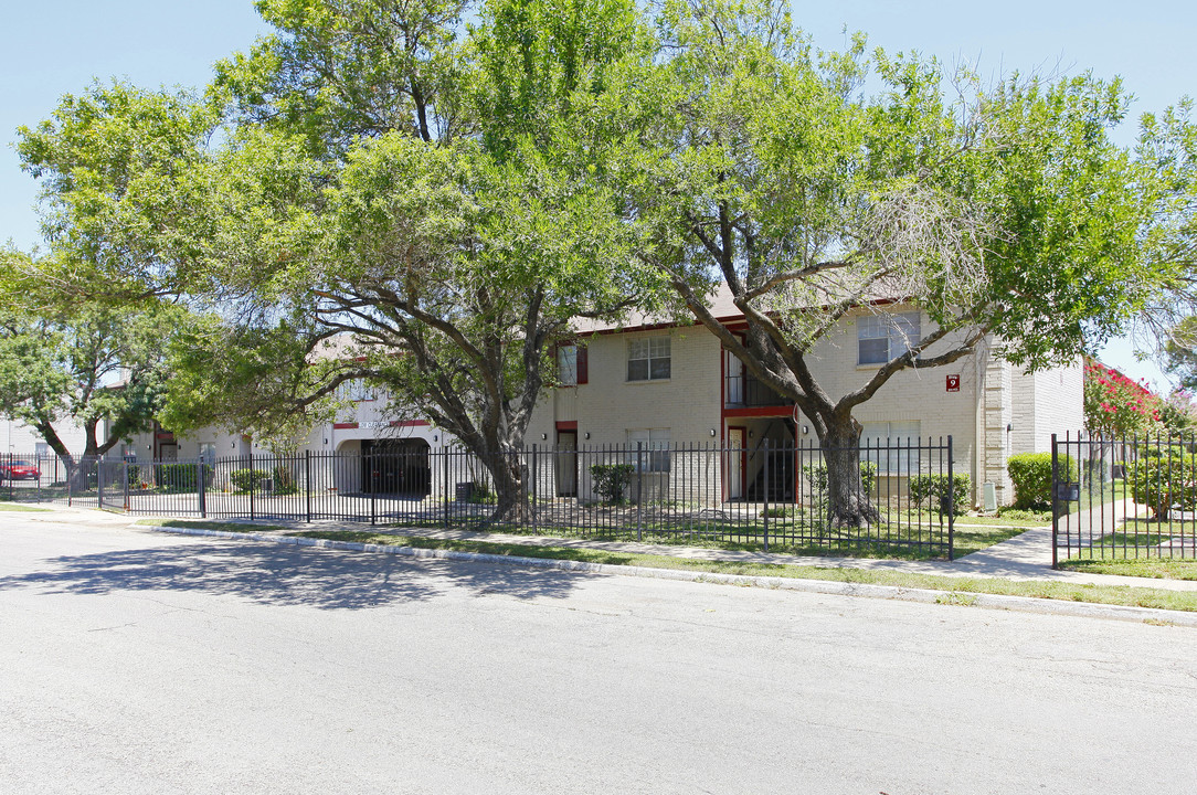 Silver Ridge in San Antonio, TX - Building Photo