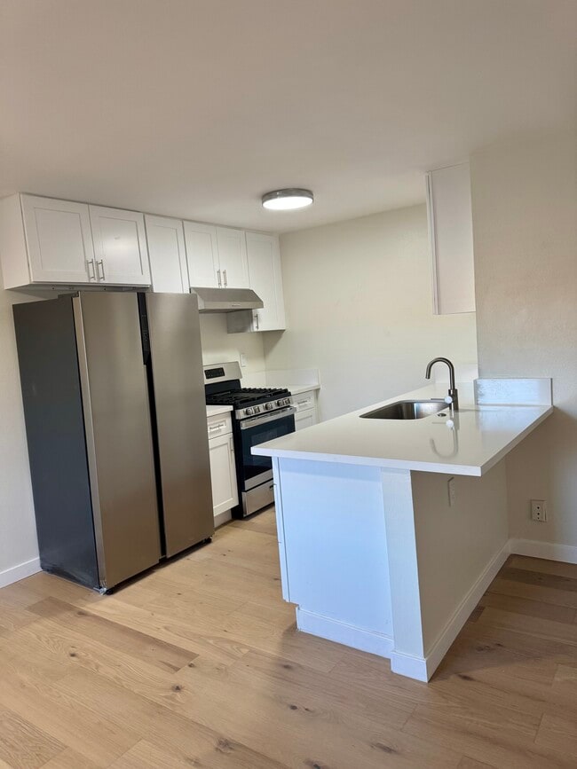 4633 Marine Ave, Unit 201 in Lawndale, CA - Foto de edificio - Building Photo