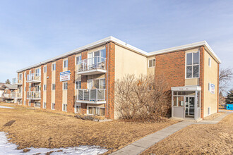 Southwind Manor in Edmonton, AB - Building Photo - Building Photo