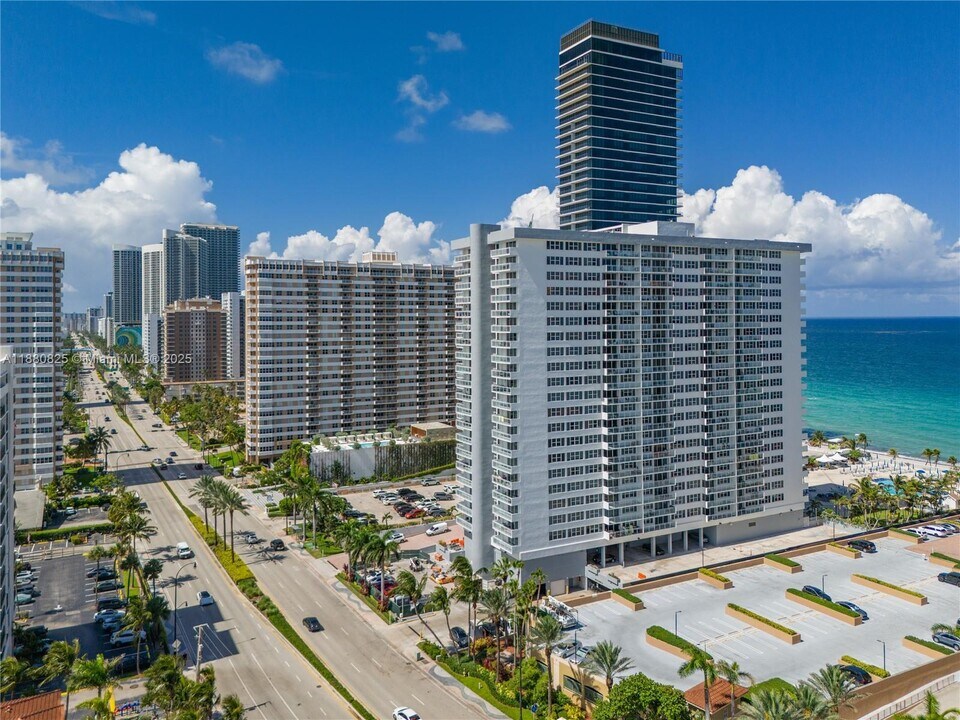 2030 S Ocean Dr in Hallandale Beach, FL - Building Photo