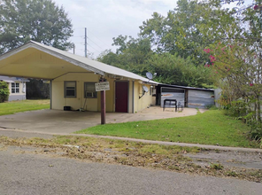 302 E 11th St in Mount Pleasant, TX - Building Photo - Building Photo