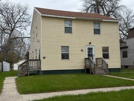 609-611 S Maple in Watertown, SD - Building Photo