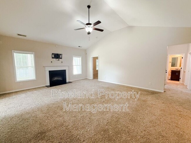 728 Roanoke Dr in Raeford, NC - Building Photo - Building Photo