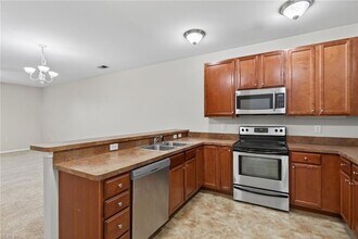 5212 Nuthall Dr, Unit 303 in Virginia Beach, VA - Building Photo - Building Photo