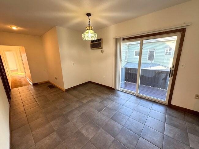 17 Upham St, Unit 2 in Malden, MA - Foto de edificio - Building Photo