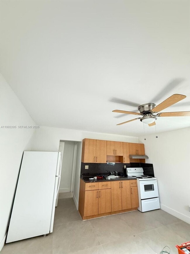 242 SW 11th St in Dania Beach, FL - Building Photo - Building Photo