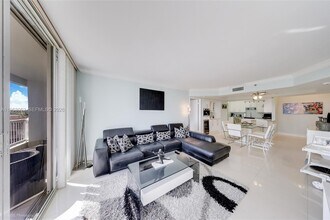 9341 Collins Ave in Surfside, FL - Foto de edificio - Building Photo