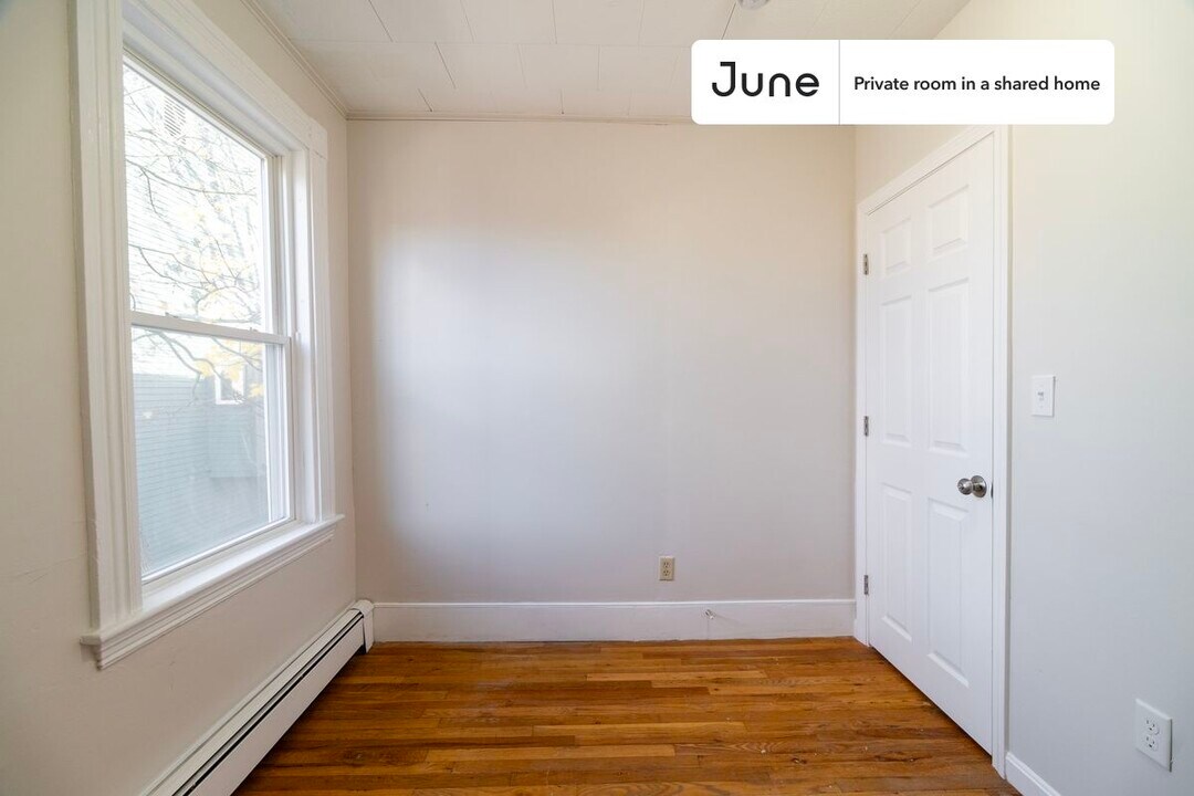 Private bedroom in 3 bed/1 bath Home in Boston, MA - Building Photo