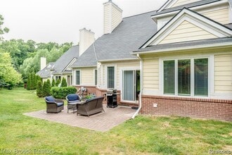 1050 Oakwood Dr in Bloomfield Hills, MI - Building Photo - Building Photo